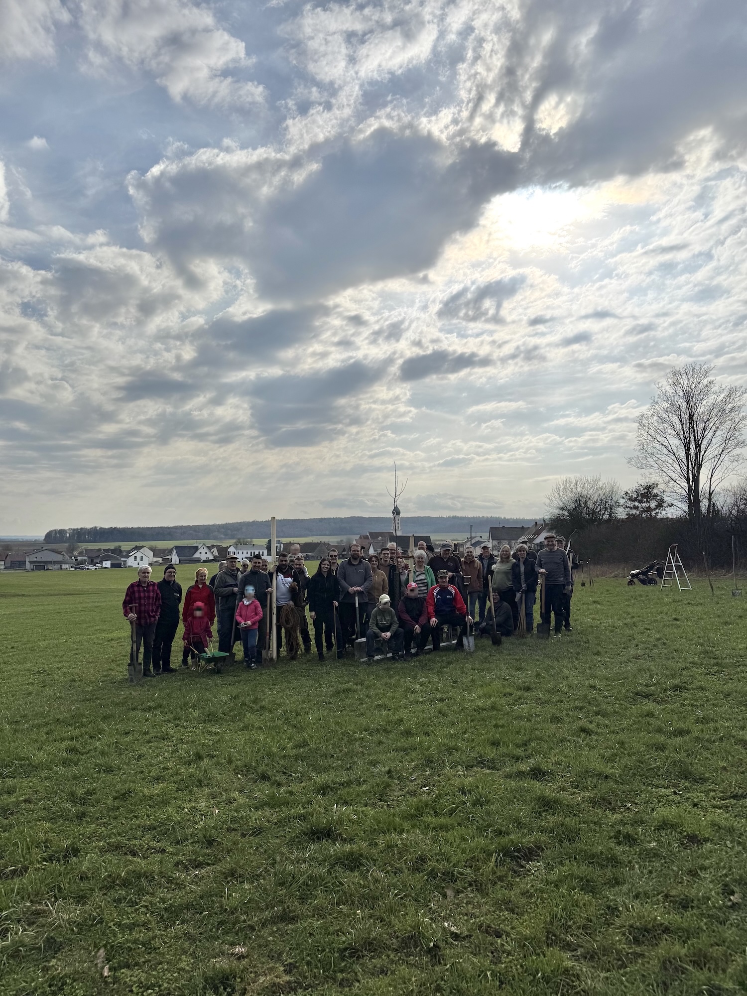 Es kamen viele Helfer um die Bäume zu pflanzen