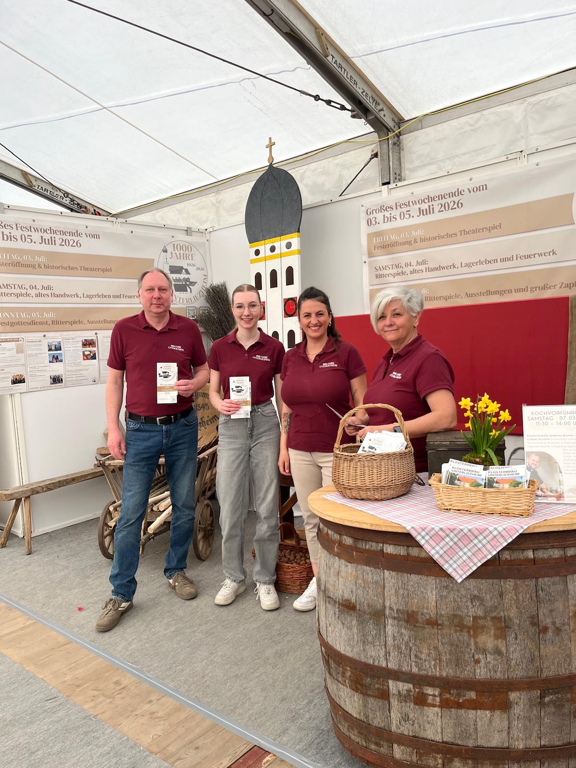 An fünf Tagen engagierten sich zahlreiche freiwillige Helferinnen und Helfer aus dem Dorf am Stand