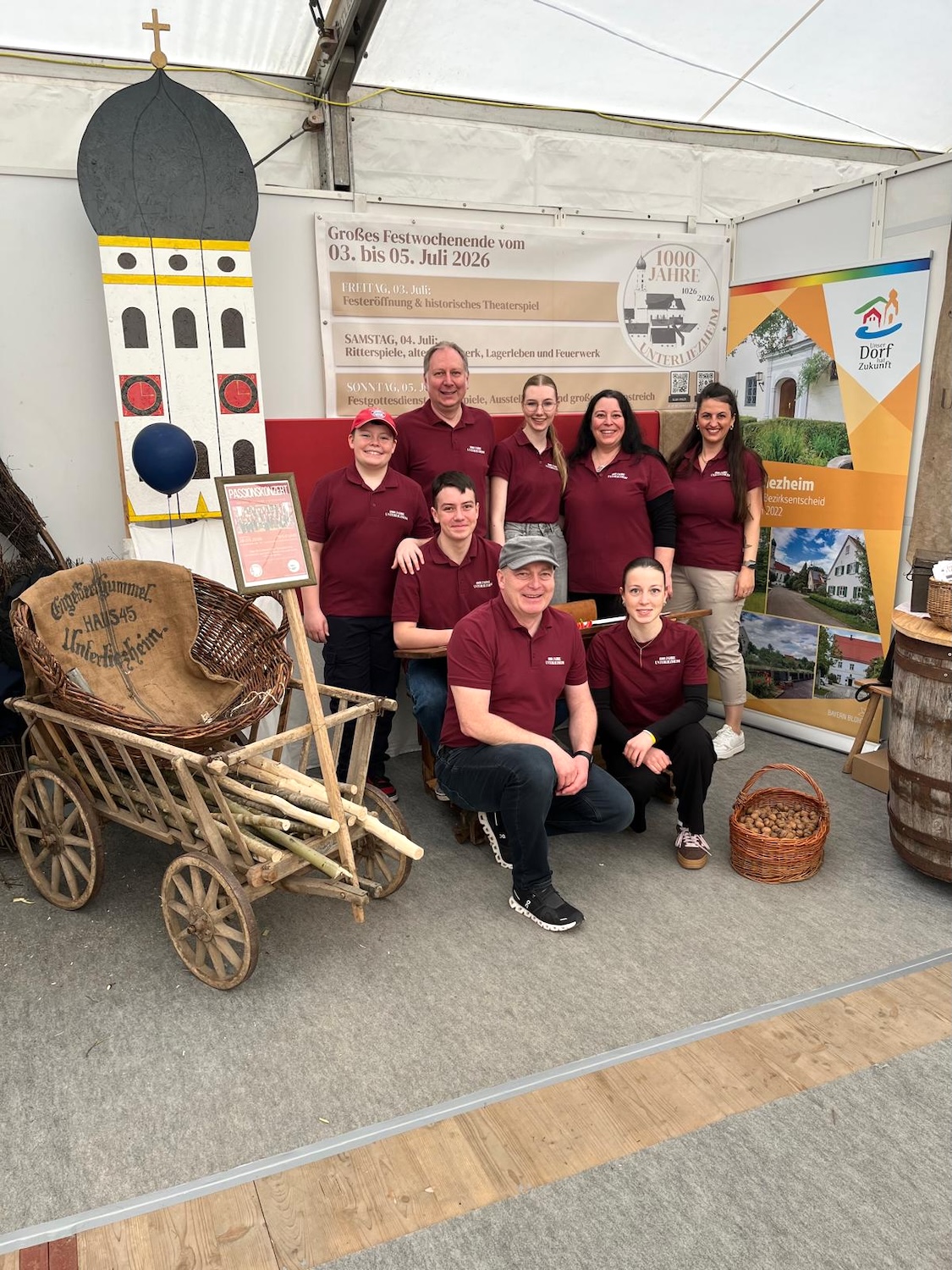 An fünf Tagen engagierten sich zahlreiche freiwillige Helferinnen und Helfer aus dem Dorf am Stand