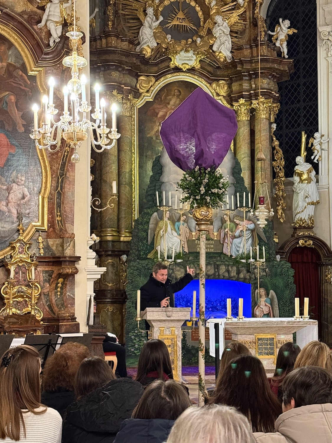 Leo Schrell gibt einen Einblick in die Geschichte der Pfarrkirche